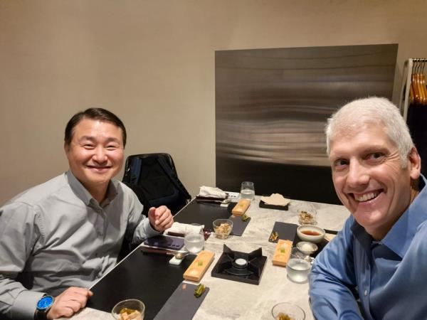 Samsung Electro<em></em>nics President and mobile business chief Roh Tae-moon (left) and Google Senior Vice President Rick Osterloh pose for a photo during a meeting in Seoul. (Rick Osterloh's X)