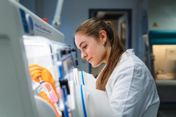 Hannah Büttner Experimenting in Anaerobic Box