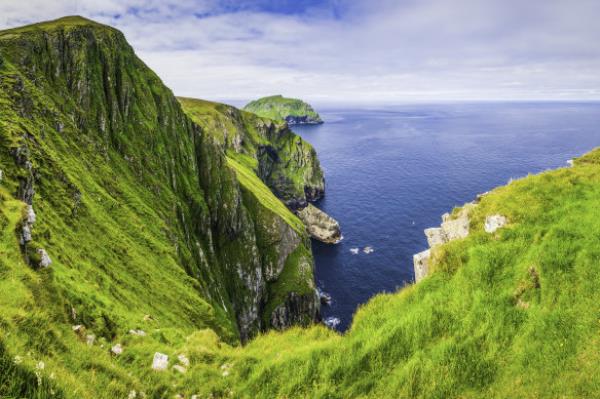 The steep cliffs and seabird colo<em></em>nies of Hirta.